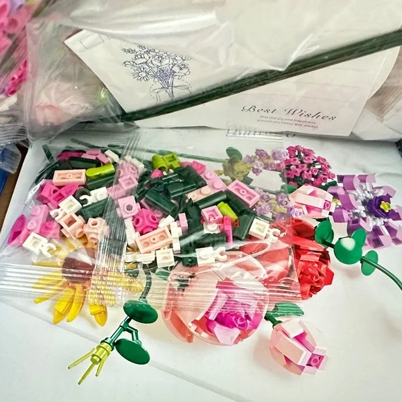 Like legos flower bouquet building set with vase 530 pieces - Picture 4 of 6
